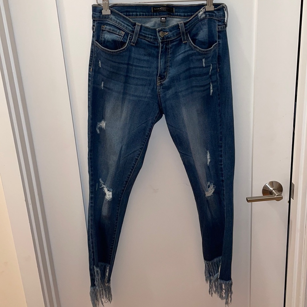 Ankle ripped jeans with bottom fringes